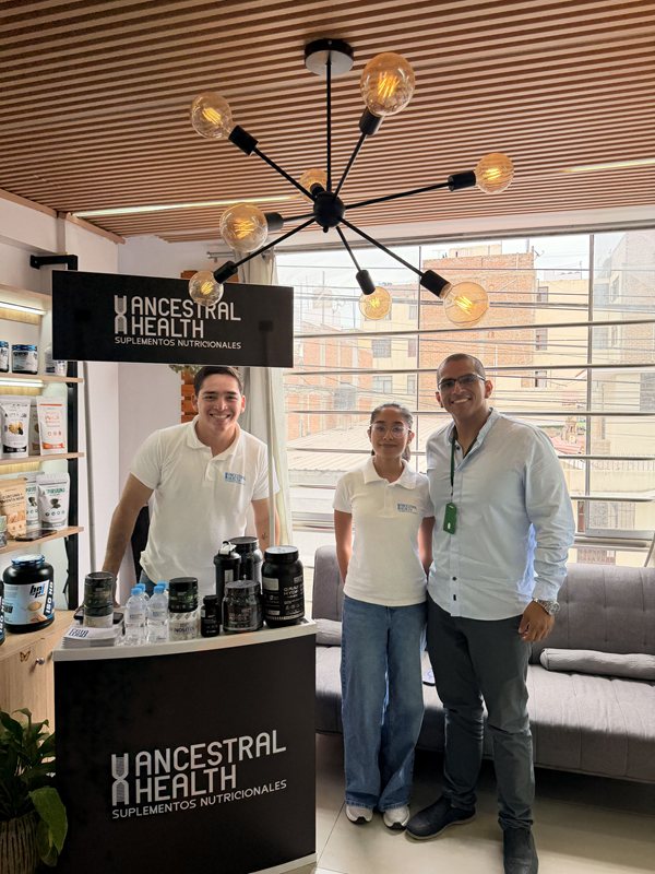 Equipo de Ancestral Health y el nutricionista Joel Vergara en el evento de aniversario de Javs Nutrición.